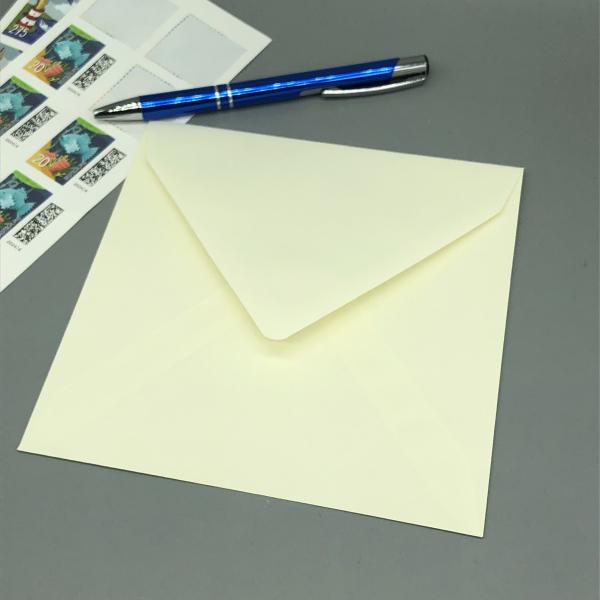 Kuvert quadratisch creme Klappe Briefmarken Stift